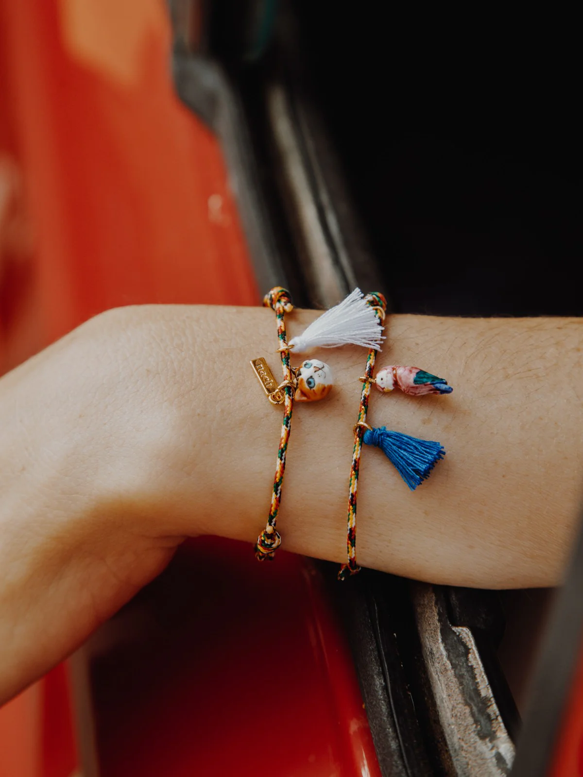 Bracelet cordon multicolore perroquet rose avec pompon - Image 3