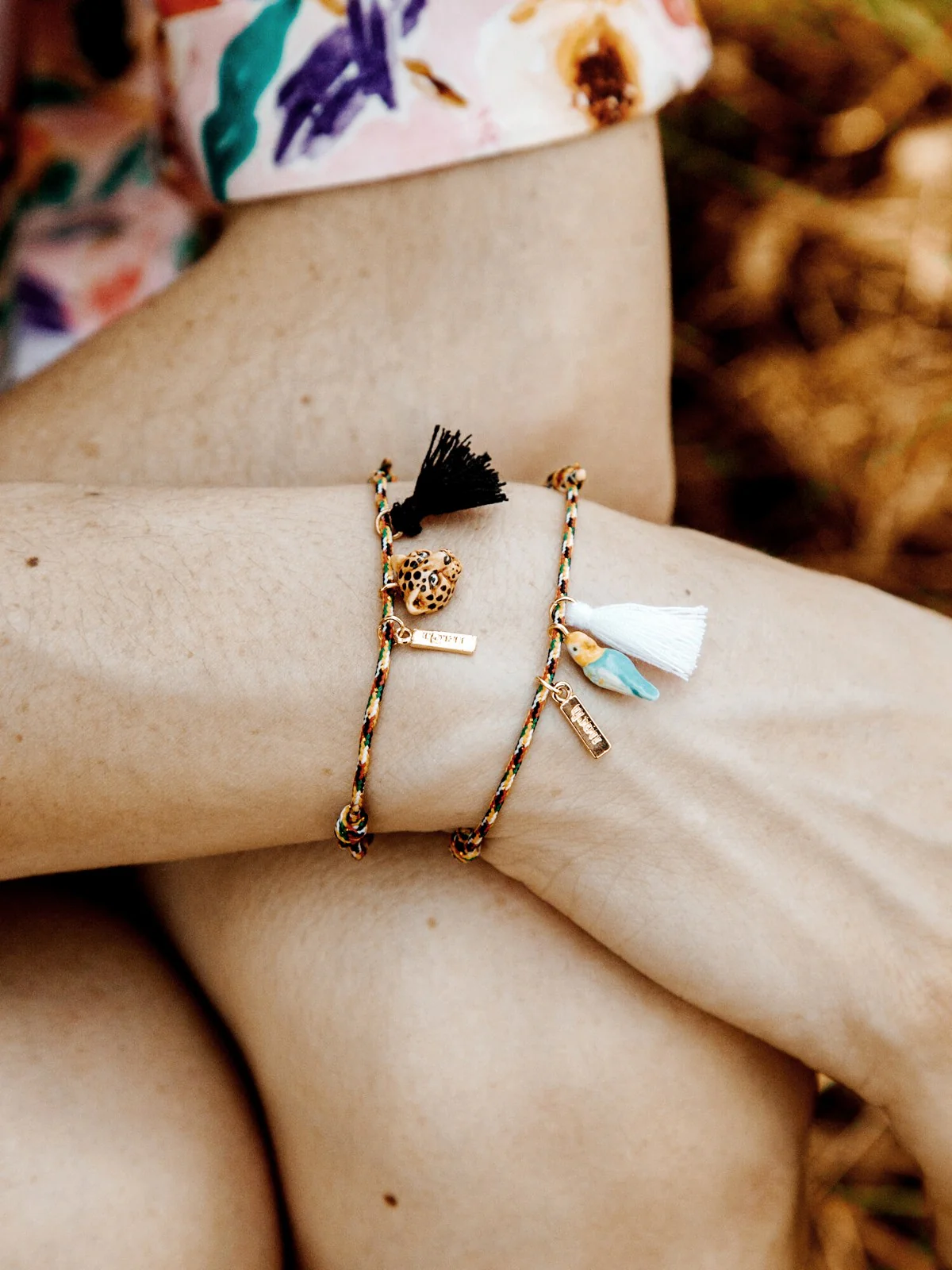 Bracelet cordon multicolore léopard avec pompon - Image 3