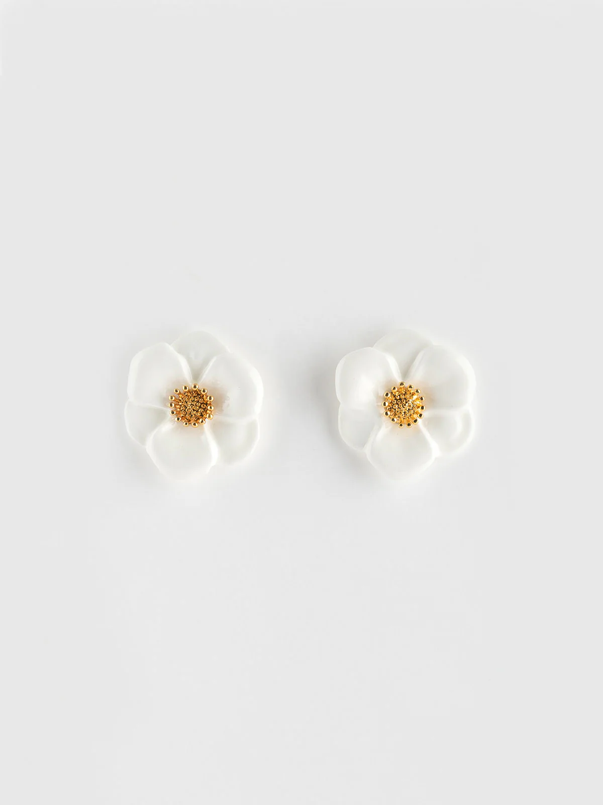 Boucles d'oreilles puces - Fleur blanche - Image 3