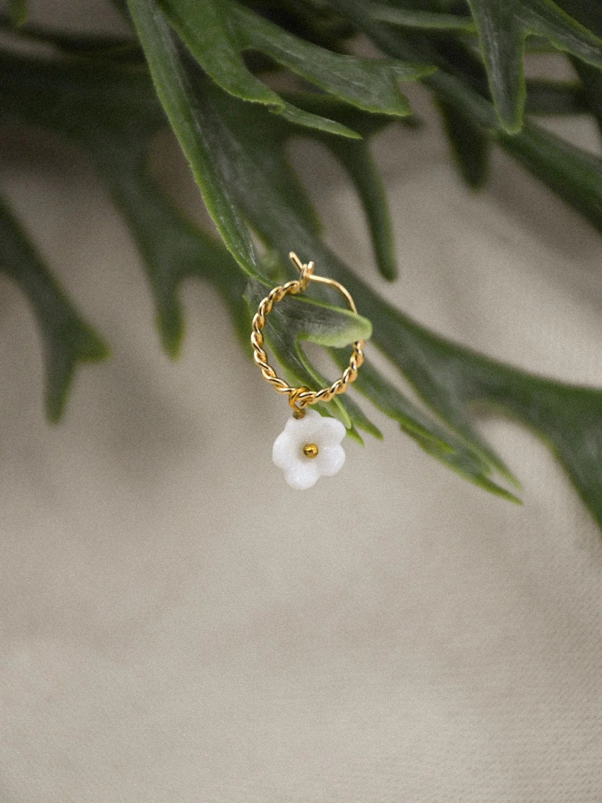 Mini créole fleur blanche - Vendue à l'unité - Image 4
