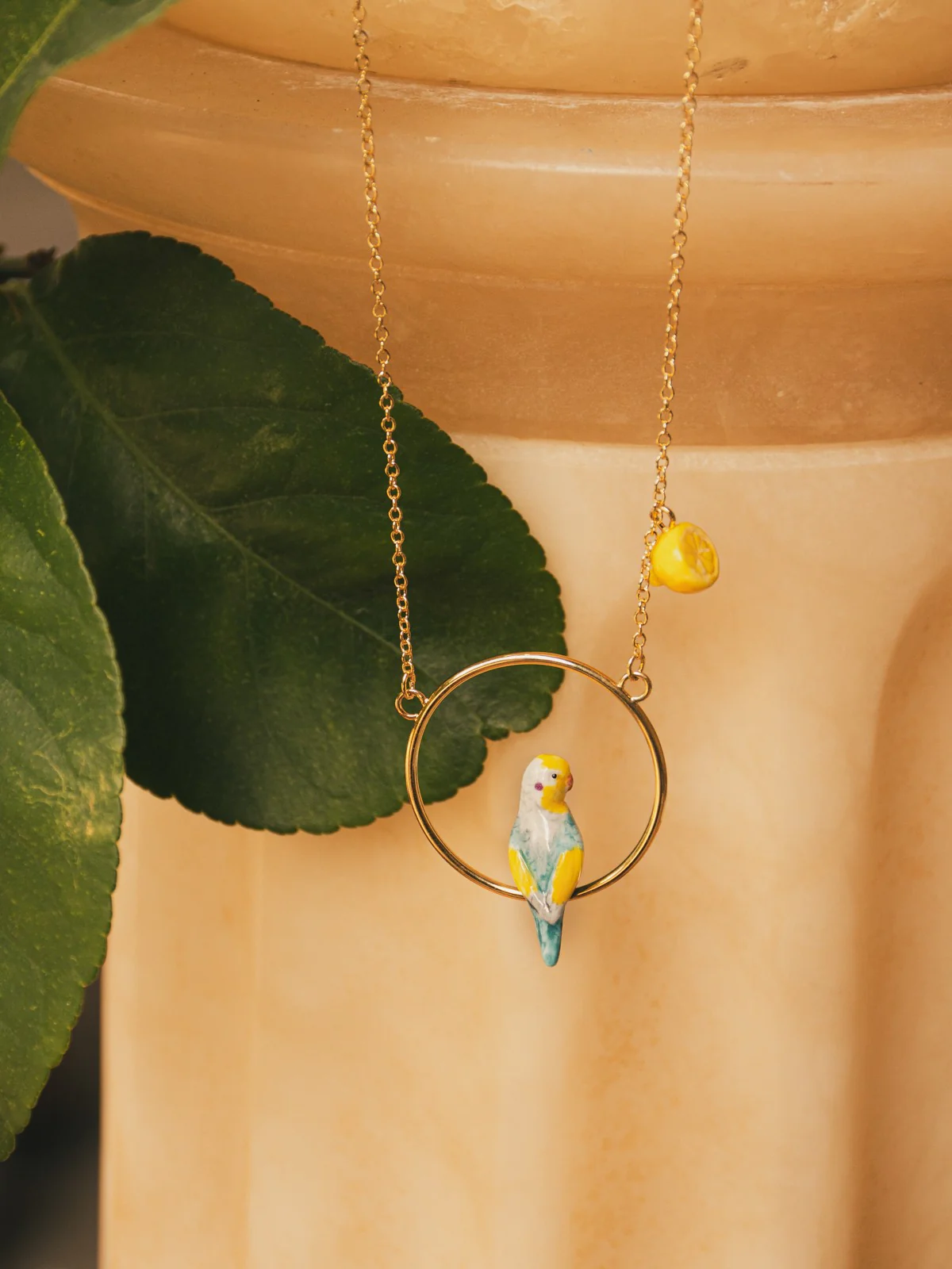 Collier rond perruche bleue et citron - Image 3
