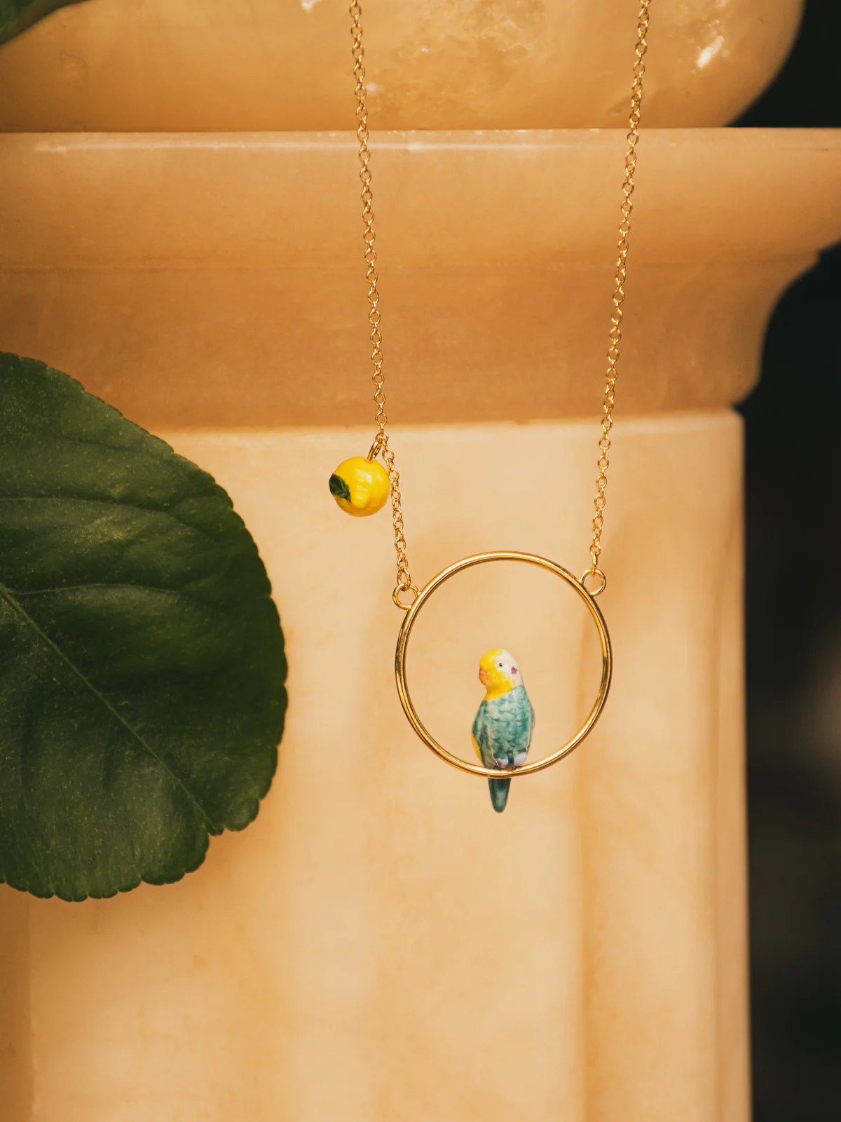 Collier rond perruche bleue et citron - Image 4