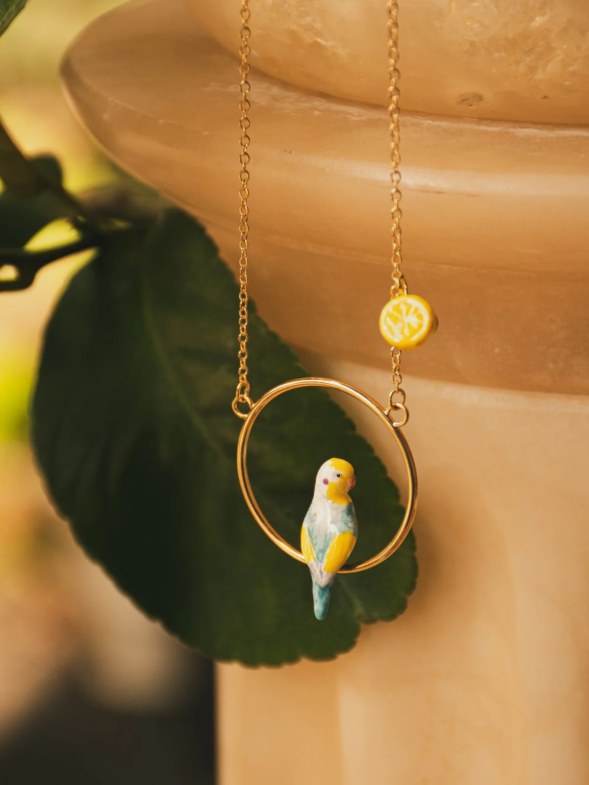 Collier rond perruche bleue et citron - Image 5