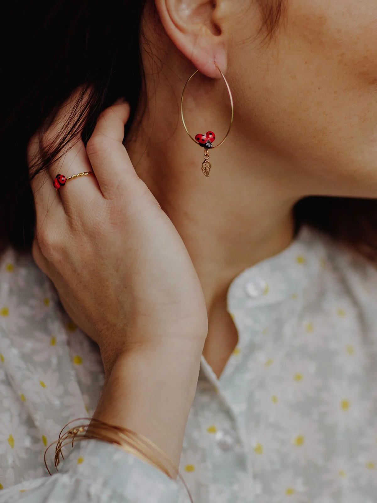 Grandes créoles feuille et coccinelle - Image 3