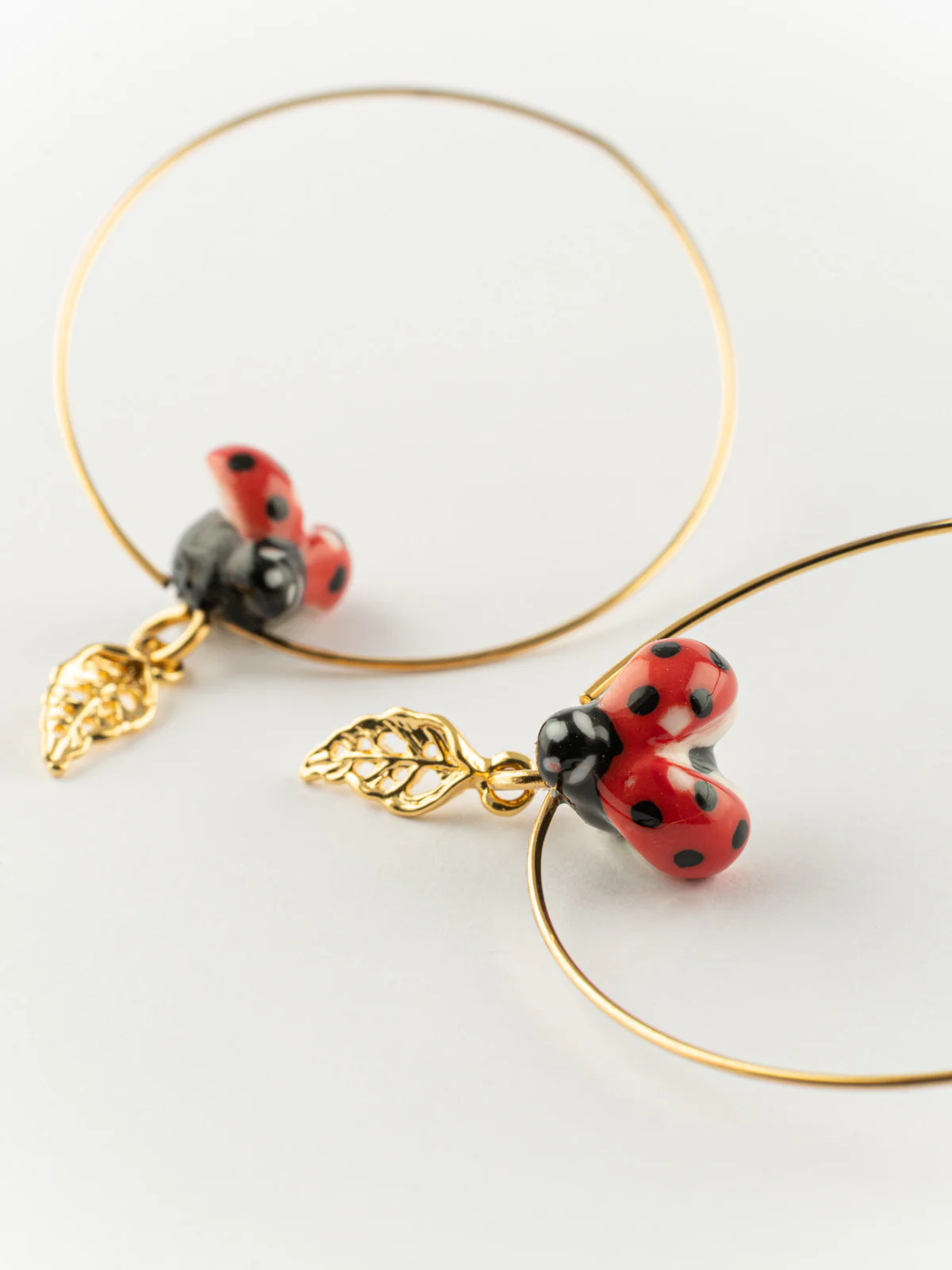 Grandes créoles feuille et coccinelle - Image 4