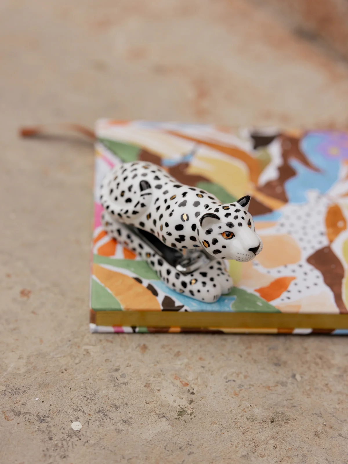 Agrafeuse léopard blanc et doré - Image 4