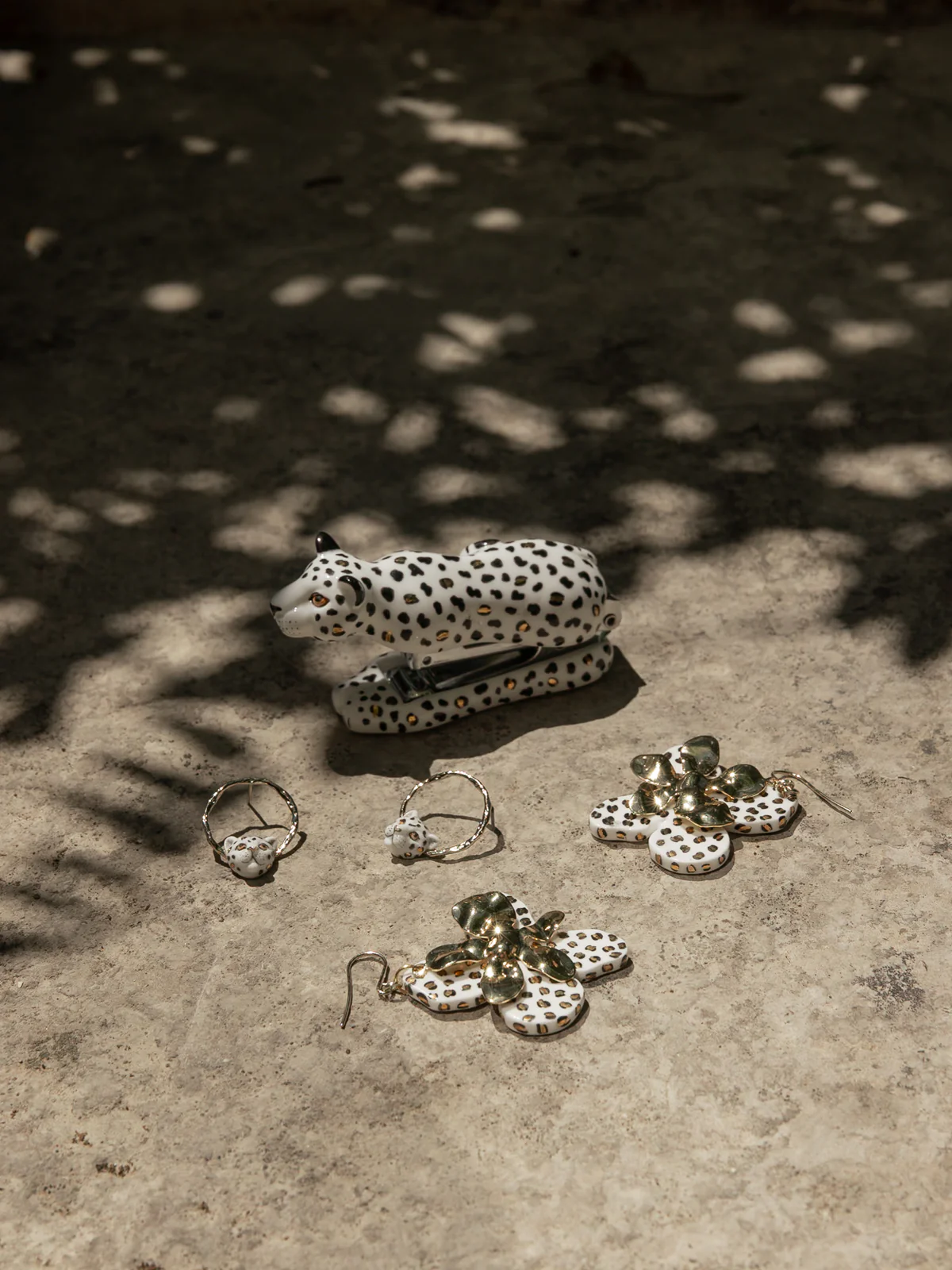 Agrafeuse léopard blanc et doré - Image 5