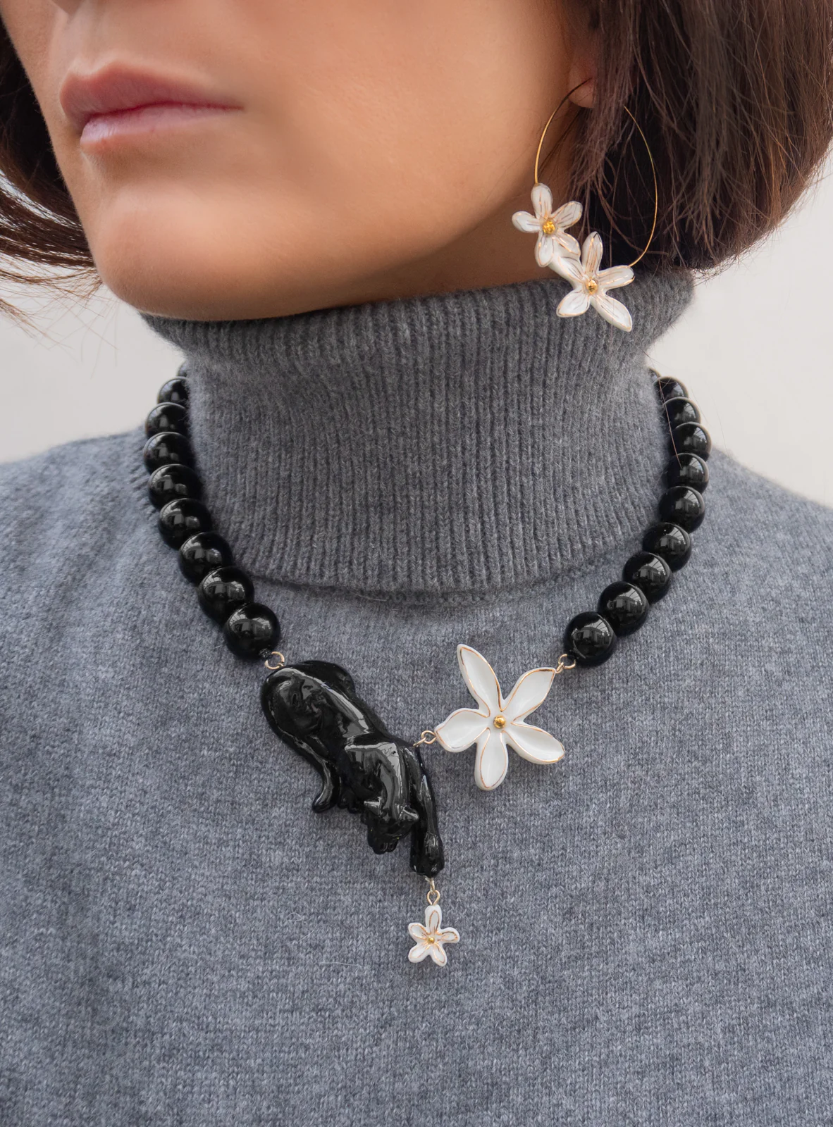 Grandes créoles fleurs d'Erine blanche - Image 3