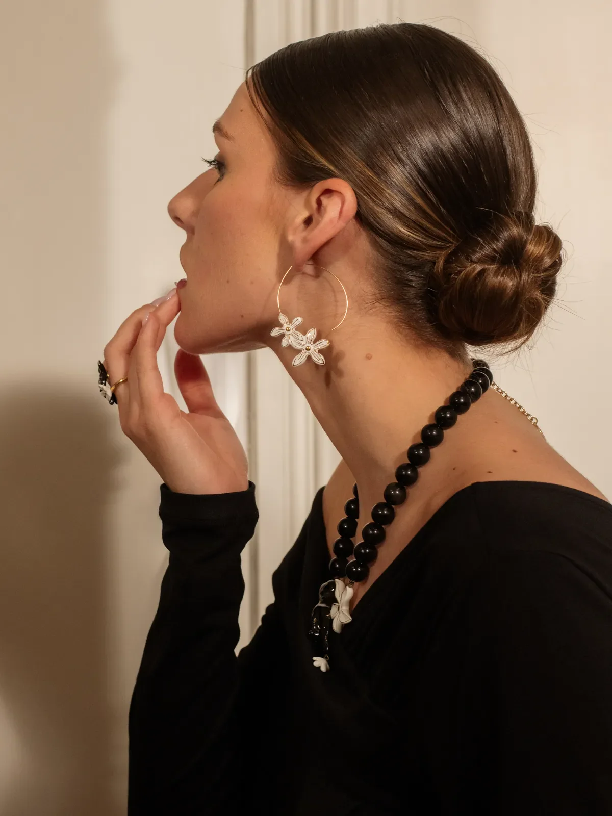 Grandes créoles fleurs d'Erine blanche - Image 4