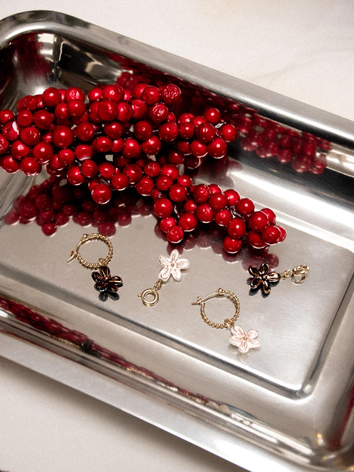 Mini créoles fleur d'Erine noire - vendue à l'unité - Image 3