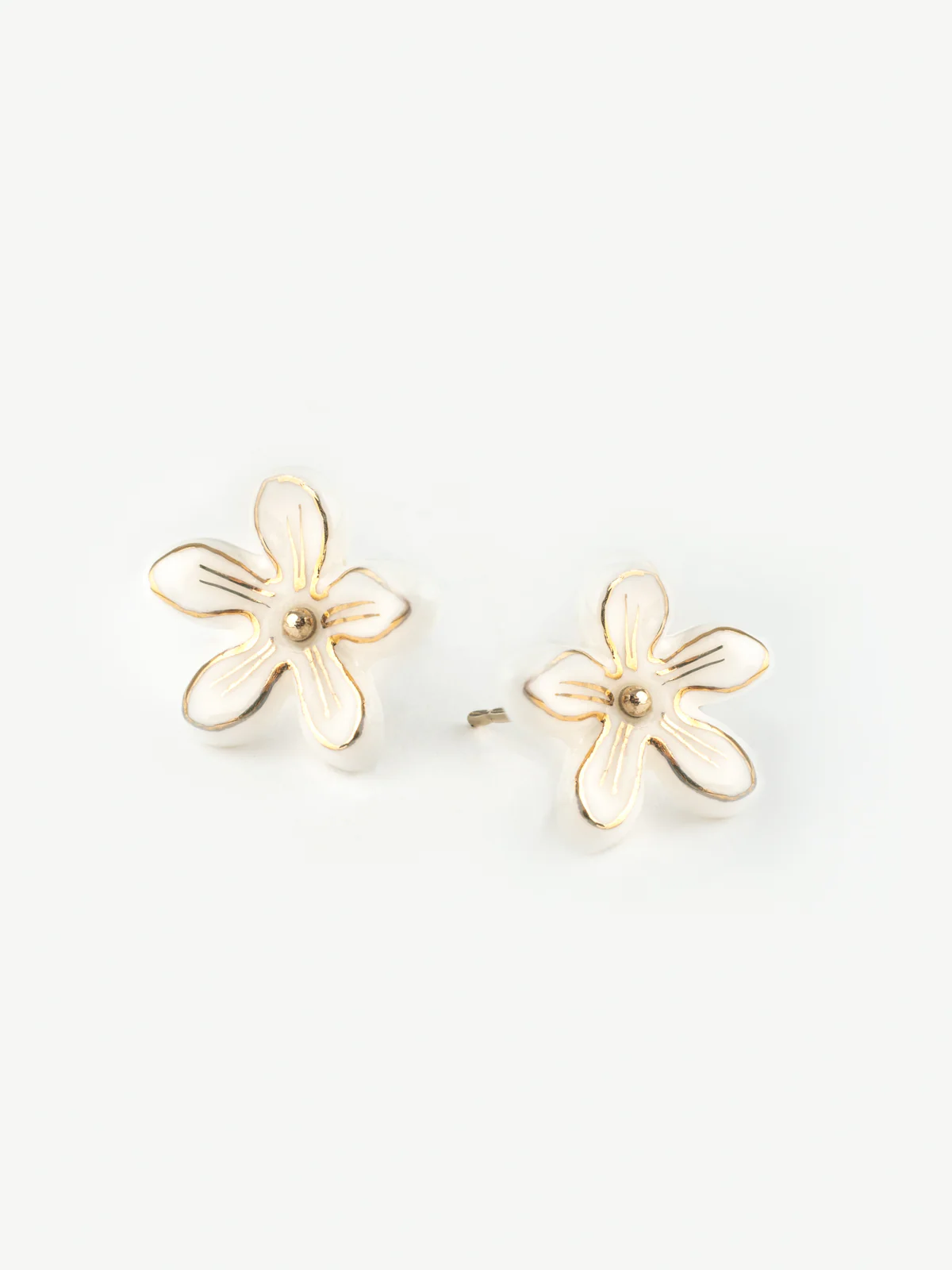 Boucles d'oreilles puces - Fleur d'Erine blanche - Image 3