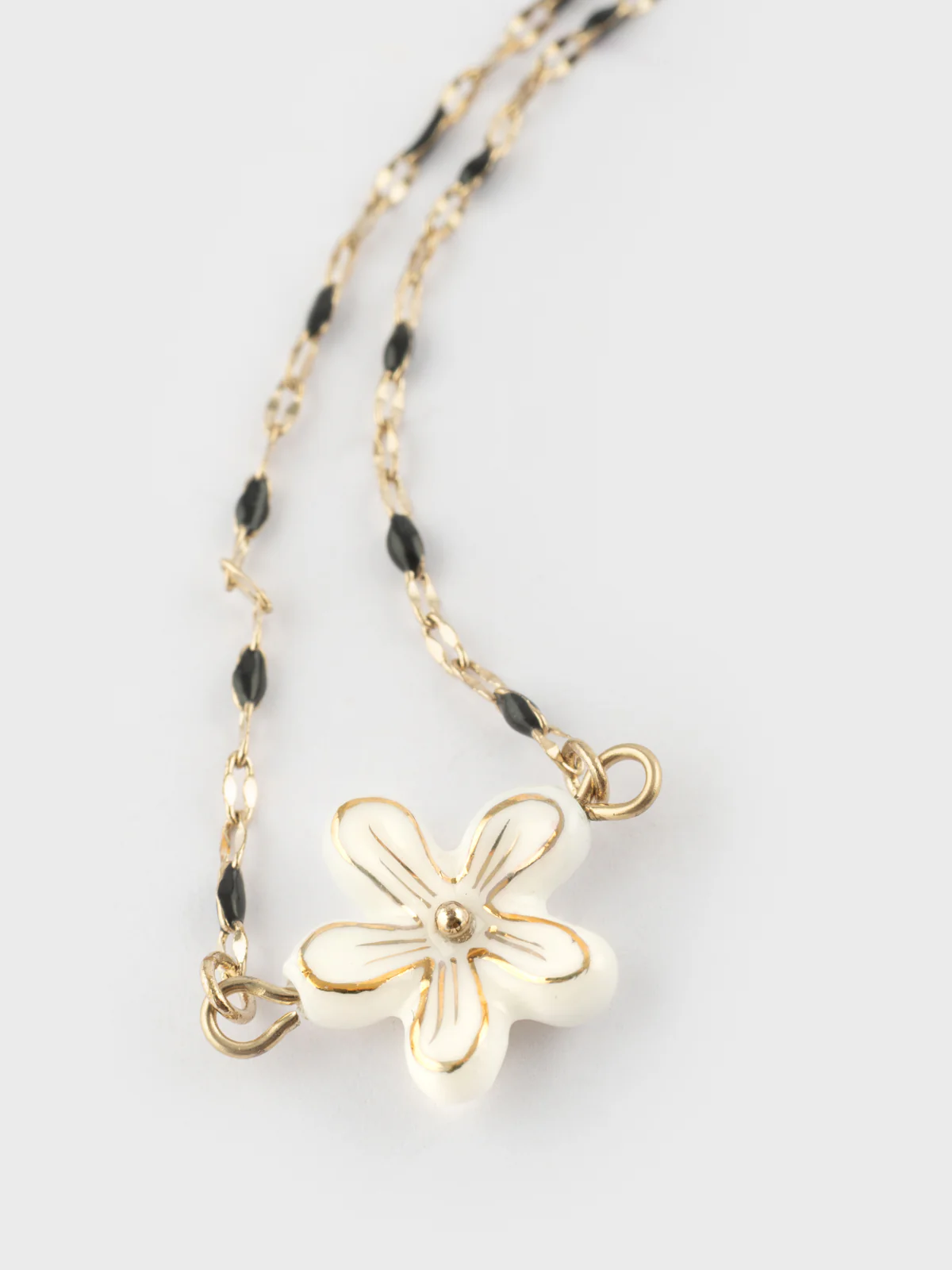 Bracelet perles et fleur blanches - Image 3