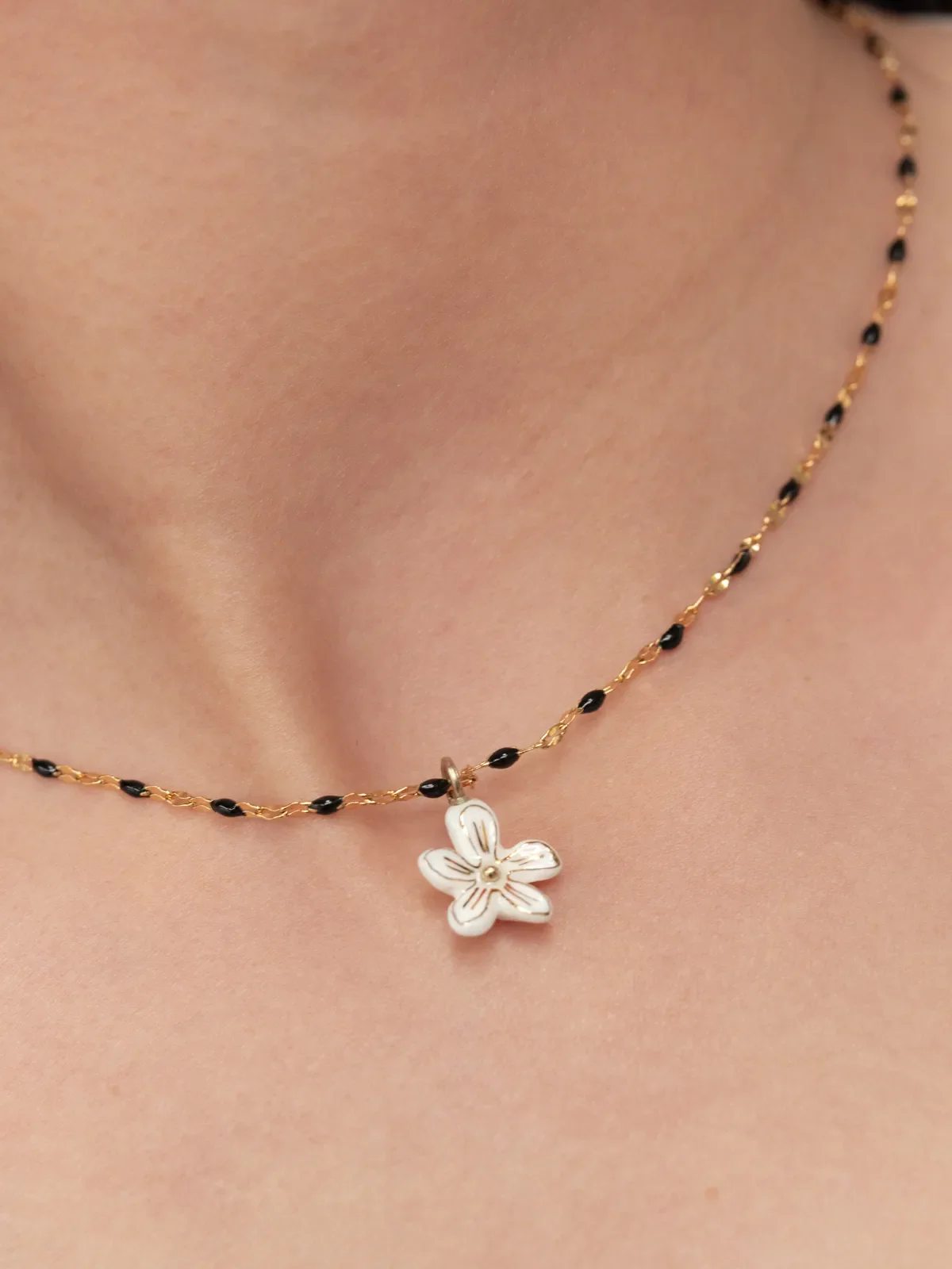 Collier perles et fleur d'Erine blanche - Image 3