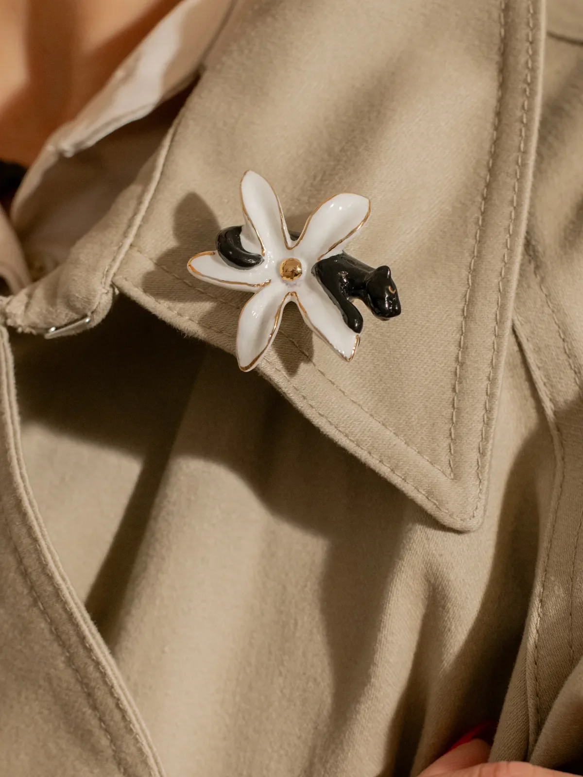 Pin's fleur d'Erine et panthère - Image 3